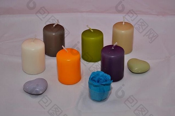 用于装饰各种颜色和形状、花朵和心形的小蜡烛。