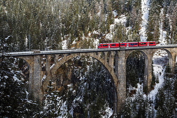 伯尼娜特快列车，恩加丁。格劳布登州。瑞士欧洲