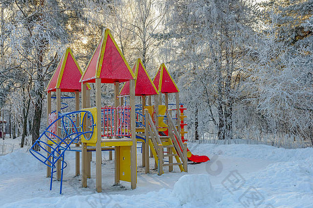冬季公园儿童游乐场