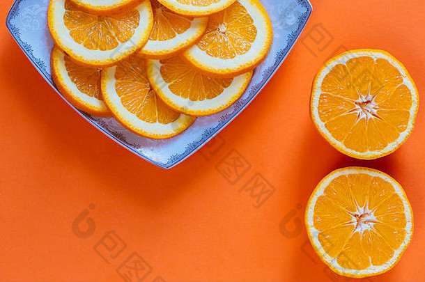 橙色背景上的切片橙子