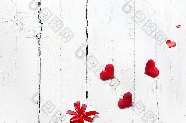 情人节礼品盒，白色木质背景上有心形图案，顶视图带有空间。