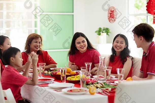 中国人一年庆祝活动家庭庆祝冬天假期传统的节日晚餐中国父母祖父母孩子们吃给