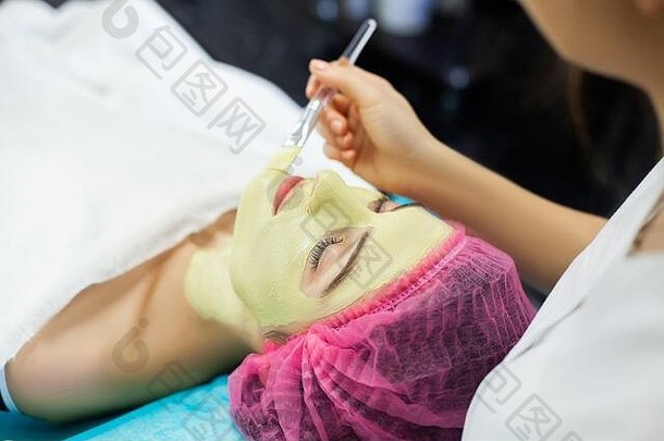 女人把化妆品面具脸护理