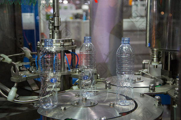 测试生产矿物水瓶包装机