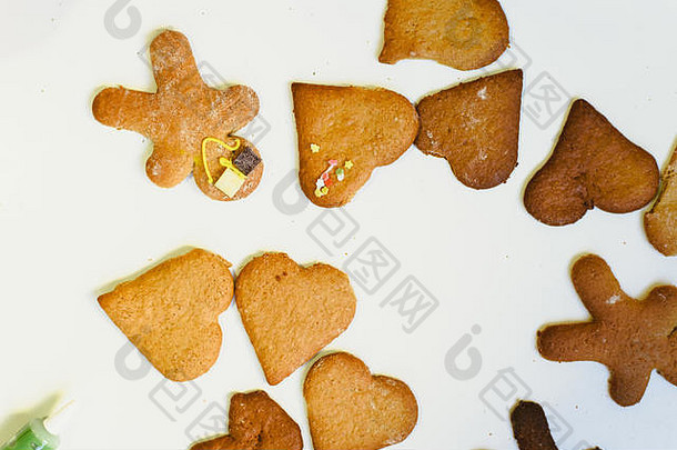 姜饼饼干，有五颜六色的装饰和巧克力。