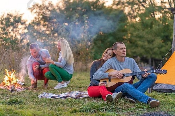 集团快乐朋友吉他有趣的户外篝火旅游帐篷野营有趣的快乐家庭