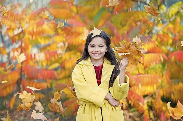 每个女孩都喜欢时尚。小女孩高兴地笑着，带着秋叶。穿着时髦的小时尚主义者。秋天的快乐女孩。我觉得舒适时尚。