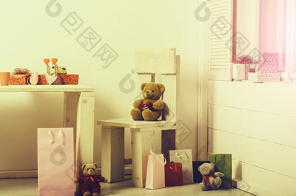 情人节的彩色礼品盒、袋、心和玩具