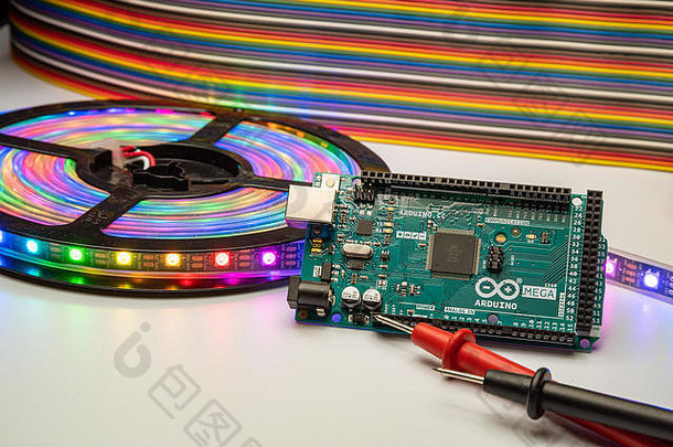 Arduino Mega2560显示有LED条、万用表表笔和跨接导线背景。
