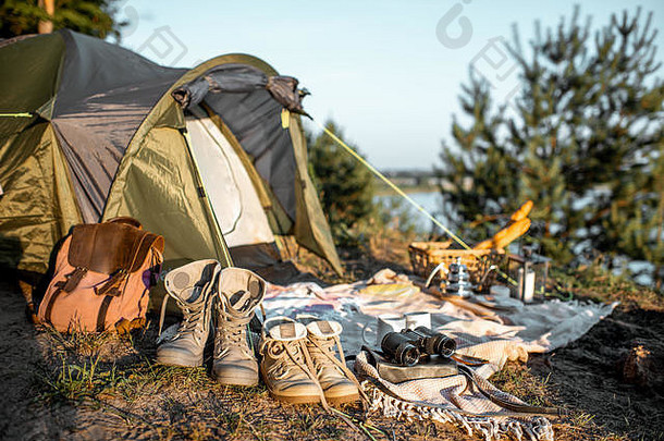 营地帐篷徒步旅行鞋子背包格子森林
