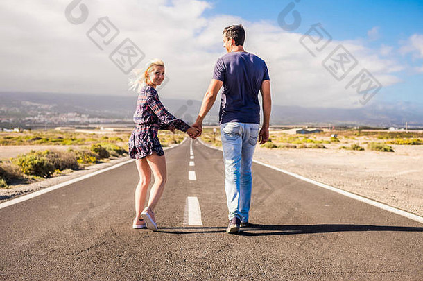一对美丽的白种人情侣手牵手，一起走在通往未来的漫长道路上。永远在库勒生活，家人在洛城