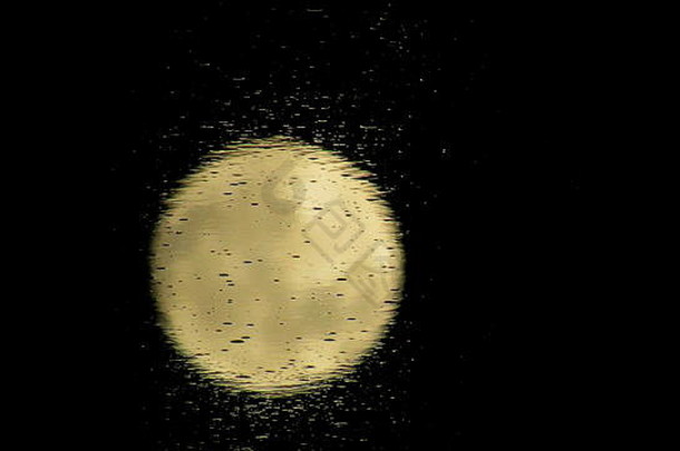 满月倒映在南加州咸咸的海水中