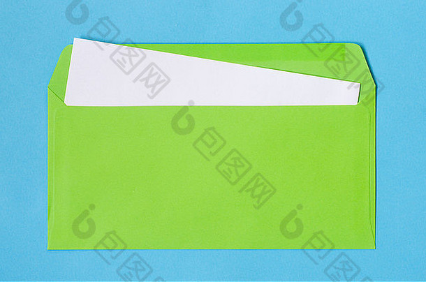 打开蓝色背景空白纸的绿色信封