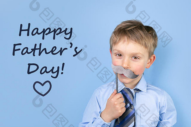 父亲节概念-男孩穿着正式的衬衫，打着蓝色背景的领带