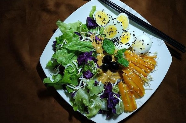 蔬菜沙拉罗勒鸡蛋板健康的素食者素食主义者饮食有机食物前视图平躺