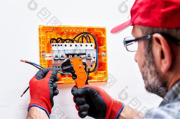 电工技术员glove-protected手作品钢丝钳钳住宅电面板