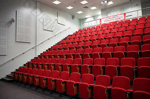 有红色座位的空荡荡的大学演讲厅