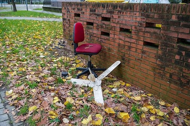 红色的桌子上椅子白色桨风扇被遗弃的垃圾垃圾箱概念<strong>城市污染</strong>