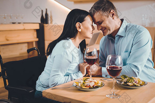 一对恋人正在享用浪漫的晚餐