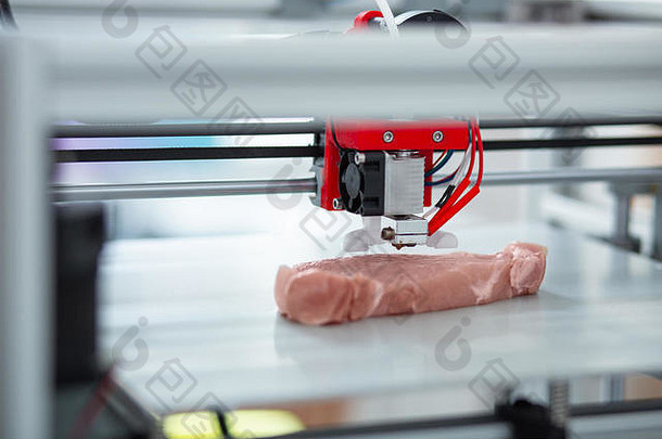 3D打印机的特写镜头再现了一块肉