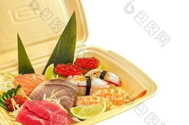 日本传统食物寿司。寿司在<strong>保温箱</strong>中运送。一套寿司，尼吉里和麦琪。一个人的美味晚餐或午餐。