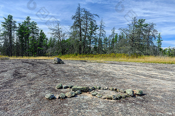 加拿大马尼托巴省怀特谢尔省公园奥吉布韦土著遗址班诺克角的人形岩石。