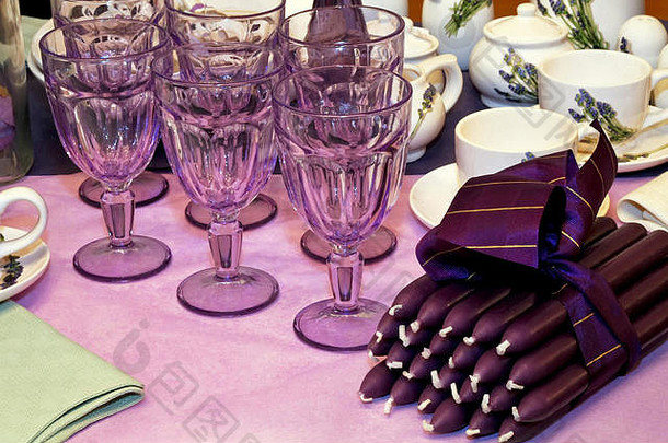 紫色和薰衣草色套装餐桌和厨房用具
