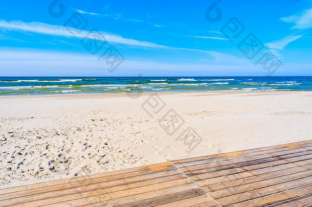 波兰波罗的海比亚洛戈拉沙滩上的木甲板