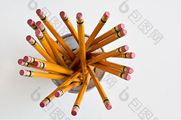 许多橙色HB铅铅笔架，白色背景。