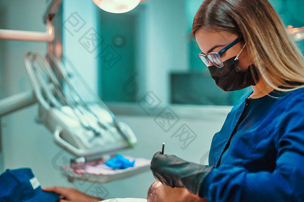 牙科医生在离焦患者口腔上的特写镜头