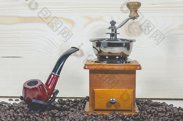 管咖啡豆子咖啡磨床木背景