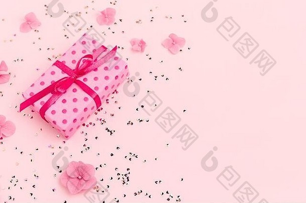 礼物盒子花黄金五彩纸屑粉红色的背景春天夏天假期生日母亲一天复制空间平躺