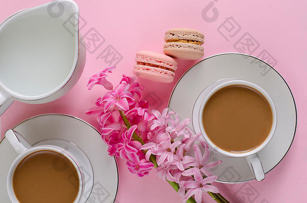 杯<strong>咖啡</strong>牛奶蛋白杏仁饼牛奶Jar柔和的粉红色的背景装饰muscari风信子花前平躺浪漫的morni