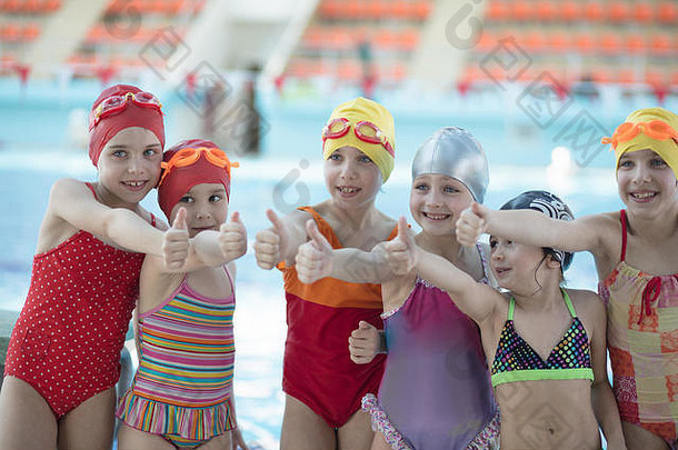 教练集团孩子们练习游泳池