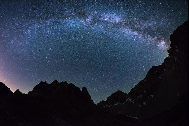 在意大利托里的阿尔卑斯山上，夏季在高空拍摄到了银河弧和繁星满天的美景