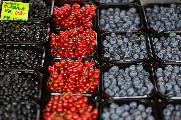 挪威卑尔根Fisketoget鱼市出售的各种浆果（黑莓、红莓、蓝莓）