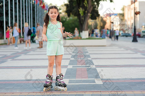 公园里穿着旱冰鞋的漂亮小女孩