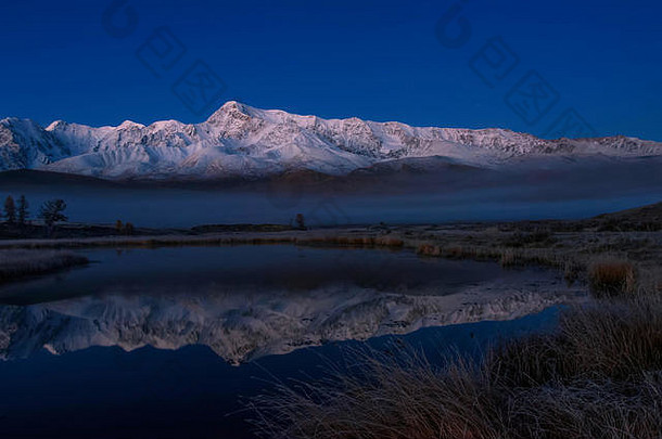 令人惊异的视图白雪公主山覆盖雪镜子反射湖美丽的雾蓝色的天空拍摄早期早晨