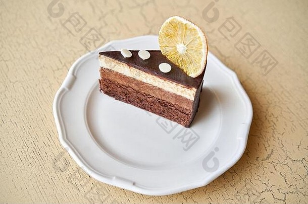 巧克力海绵蛋糕摩丝装饰橙色片蛋白酥皮早餐咖啡馆早....咖啡木表格