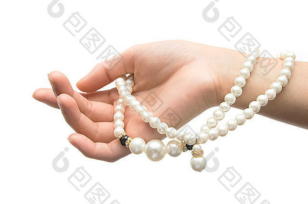 漂亮的珍珠项链在女人的手上