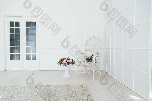 白色古董椅子花室内白色房间