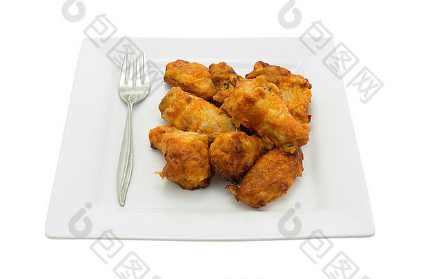 一份水牛式鸡翅，放在一个方形盘子上，旁边有一个叉子，背景为白色。