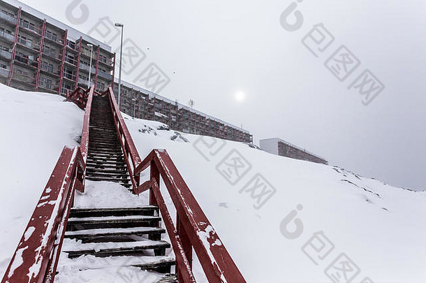 格陵兰努克大雪后通往生活区的楼梯