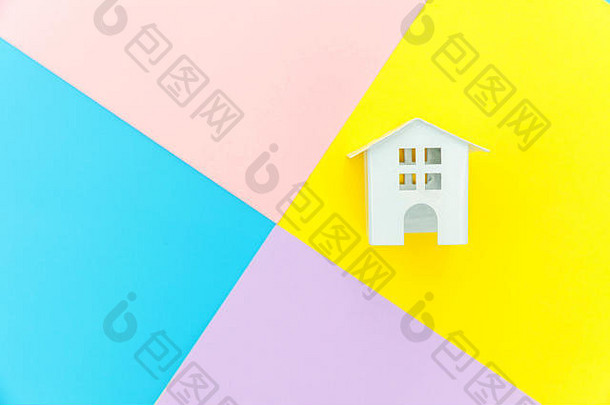 简单的设计微型白色玩具房子孤立的蓝色的黄色的粉红色的紫色的柔和的色彩斑斓的时尚的几何背景抵押贷款财产保险梦想首页概念平躺前视图复制空间