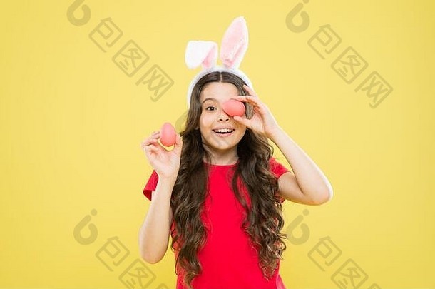 复活节是她最喜欢的节日。准备复活节了。小女孩戴着兔子耳朵。复活节快乐。复活节兔子庆祝<strong>活动</strong>。<strong>春节</strong>快乐。健康快乐。童年幸福观。