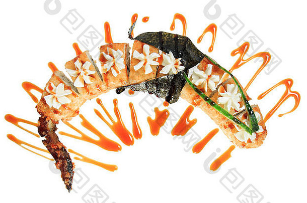 龙形热炸寿司卷。在白色背景上隔离。菜单上的创意菜。