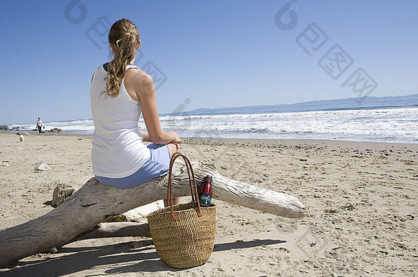 圣巴巴拉海滩上的女人。