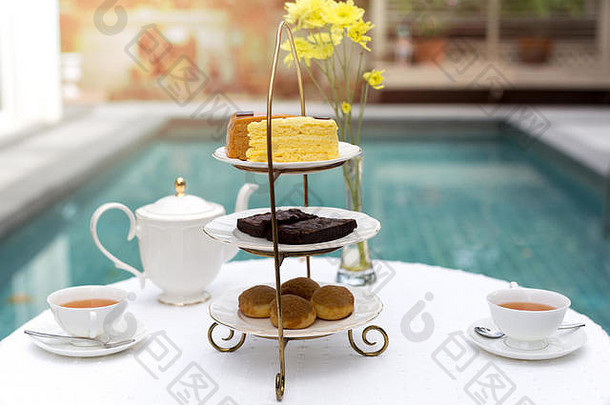 下午茶，一杯茶，茶壶放在桌子上，蛋糕