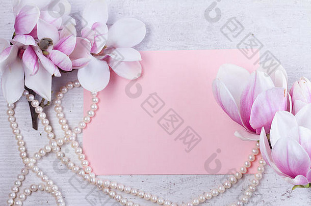 木兰花和珍珠首饰平铺构图，粉色纸背景上有空间