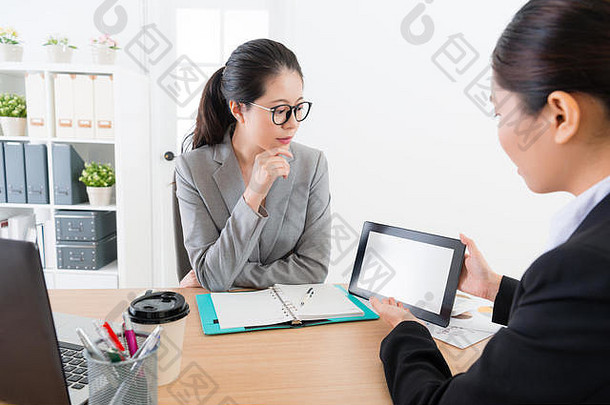 业务女人销售移动数字平板电脑显示计划计划女投资者经理介绍合作情况下交易合同
